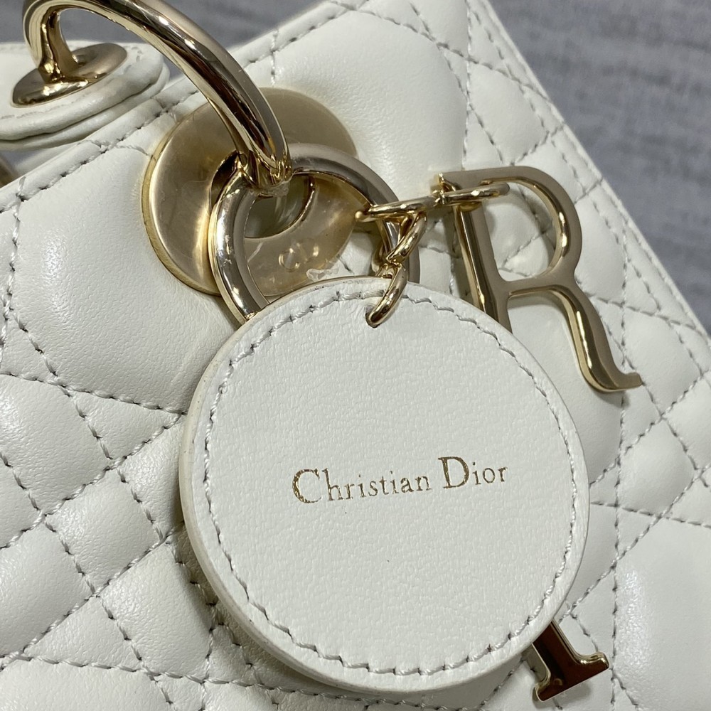 Christian Dior LADY Dior series pure white patent leather texture exquisite hardware large handbag Christian Dior LADY Dior series pure white patent leather texture exquisite hardware large handbag