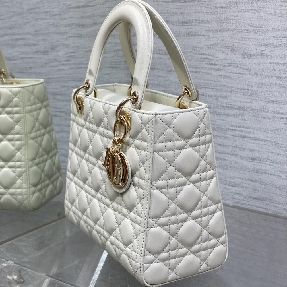 Christian Dior LADY Dior series pure white patent leather texture exquisite hardware large handbag Christian Dior LADY Dior series pure white patent leather texture exquisite hardware large handbag