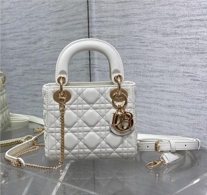 Christian Dior LADY Dior series pure white patent leather texture exquisite hardware small handbag Christian Dior LADY Dior series pure white patent leather texture exquisite hardware small handbag