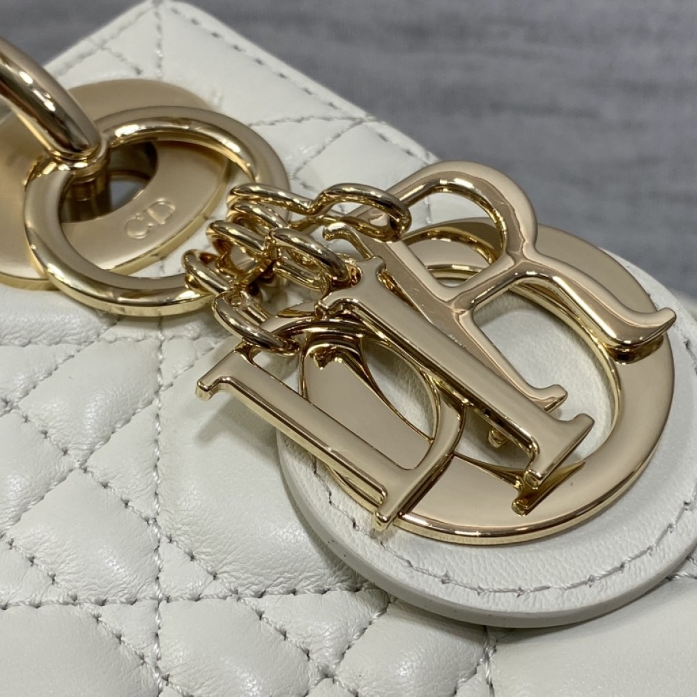 Christian Dior LADY Dior series pure white patent leather texture exquisite hardware small handbag Christian Dior LADY Dior series pure white patent leather texture exquisite hardware small handbag