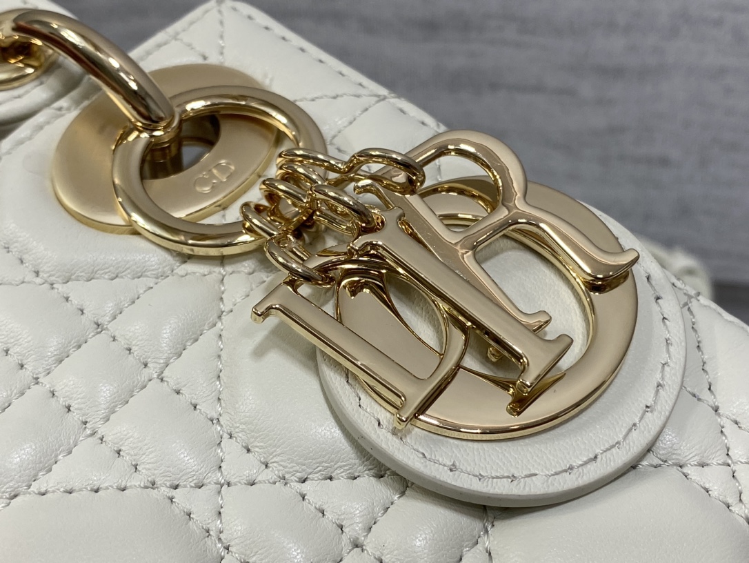 Christian Dior LADY Dior series pure white patent leather texture exquisite hardware small handbag Christian Dior LADY Dior series pure white patent leather texture exquisite hardware small handbag