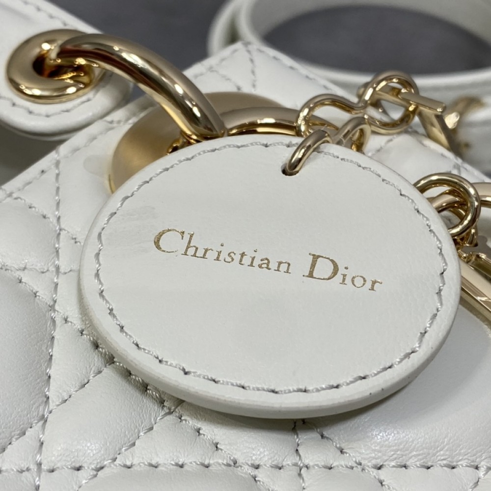 Christian Dior LADY Dior series pure white patent leather texture exquisite hardware small handbag Christian Dior LADY Dior series pure white patent leather texture exquisite hardware small handbag