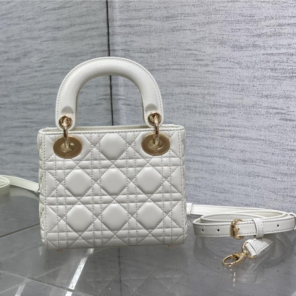 Christian Dior LADY Dior series pure white patent leather texture exquisite hardware small handbag Christian Dior LADY Dior series pure white patent leather texture exquisite hardware small handbag