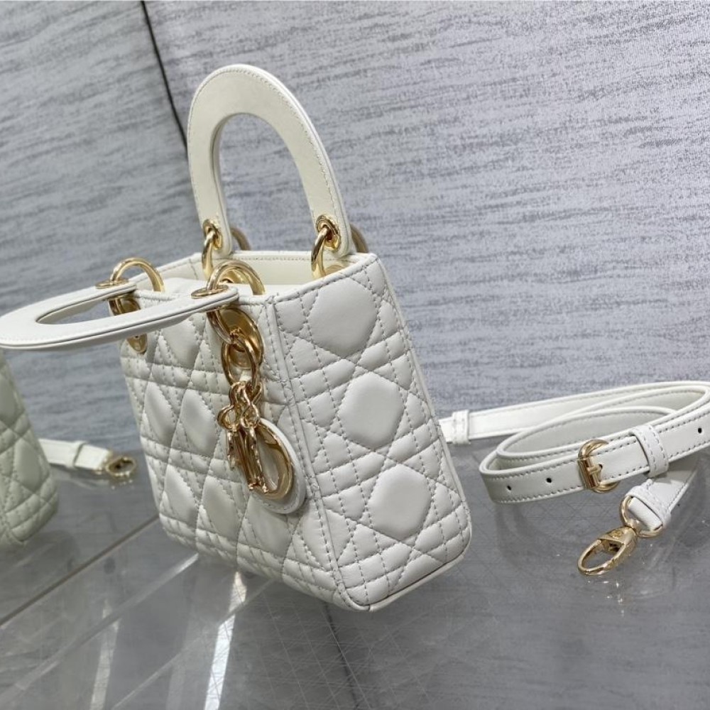 Christian Dior LADY Dior series pure white patent leather texture exquisite hardware small handbag Christian Dior LADY Dior series pure white patent leather texture exquisite hardware small handbag