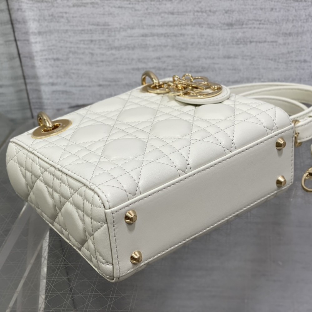 Christian Dior LADY Dior series pure white patent leather texture exquisite hardware small handbag Christian Dior LADY Dior series pure white patent leather texture exquisite hardware small handbag