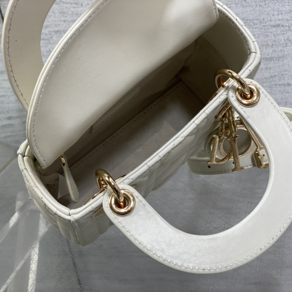 Christian Dior LADY Dior series pure white patent leather texture exquisite hardware small handbag Christian Dior LADY Dior series pure white patent leather texture exquisite hardware small handbag