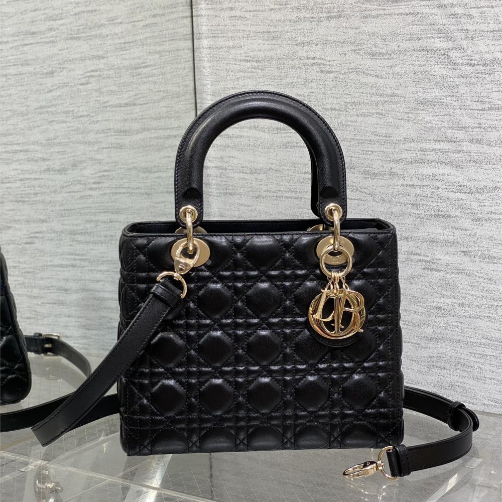 Christian Dior LADY Dior series pure black patent leather texture exquisite hardware large handbag Christian Dior LADY Dior series pure black patent leather texture exquisite hardware large handbag