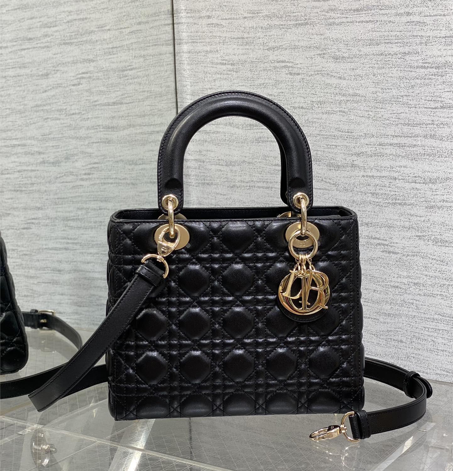 Christian Dior LADY Dior series pure black patent leather texture exquisite hardware large handbag Christian Dior LADY Dior series pure black patent leather texture exquisite hardware large handbag