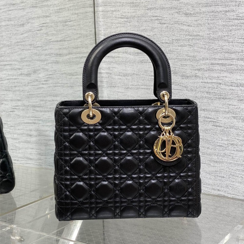 Christian Dior LADY Dior series pure black patent leather texture exquisite hardware large handbag Christian Dior LADY Dior series pure black patent leather texture exquisite hardware large handbag
