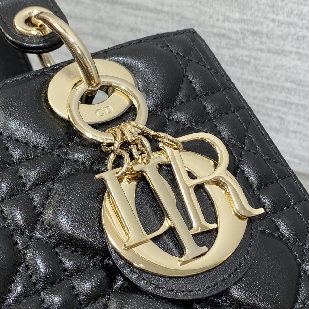 Christian Dior LADY Dior series pure black patent leather texture exquisite hardware large handbag Christian Dior LADY Dior series pure black patent leather texture exquisite hardware large handbag