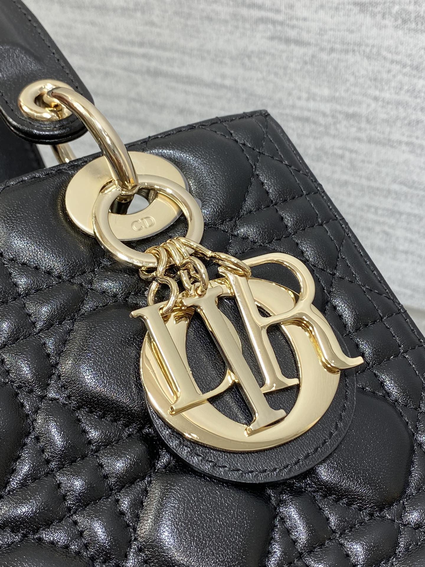 Christian Dior LADY Dior series pure black patent leather texture exquisite hardware large handbag Christian Dior LADY Dior series pure black patent leather texture exquisite hardware large handbag