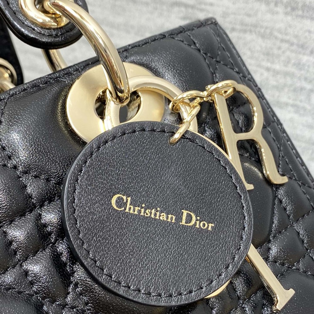 Christian Dior LADY Dior series pure black patent leather texture exquisite hardware large handbag Christian Dior LADY Dior series pure black patent leather texture exquisite hardware large handbag