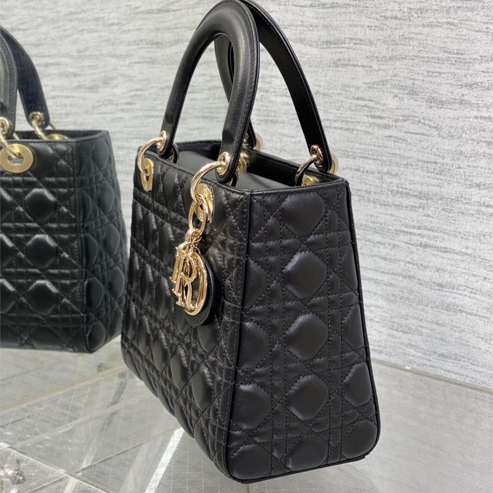 Christian Dior LADY Dior series pure black patent leather texture exquisite hardware large handbag Christian Dior LADY Dior series pure black patent leather texture exquisite hardware large handbag