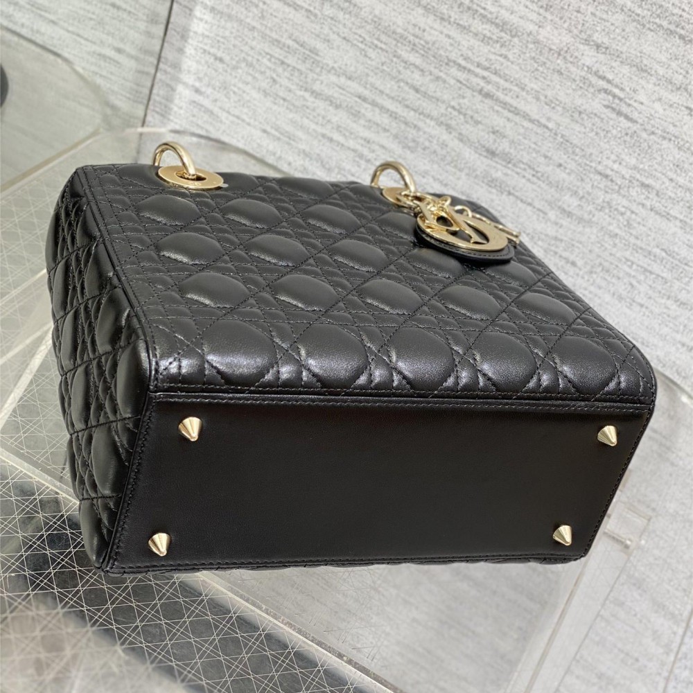 Christian Dior LADY Dior series pure black patent leather texture exquisite hardware large handbag Christian Dior LADY Dior series pure black patent leather texture exquisite hardware large handbag