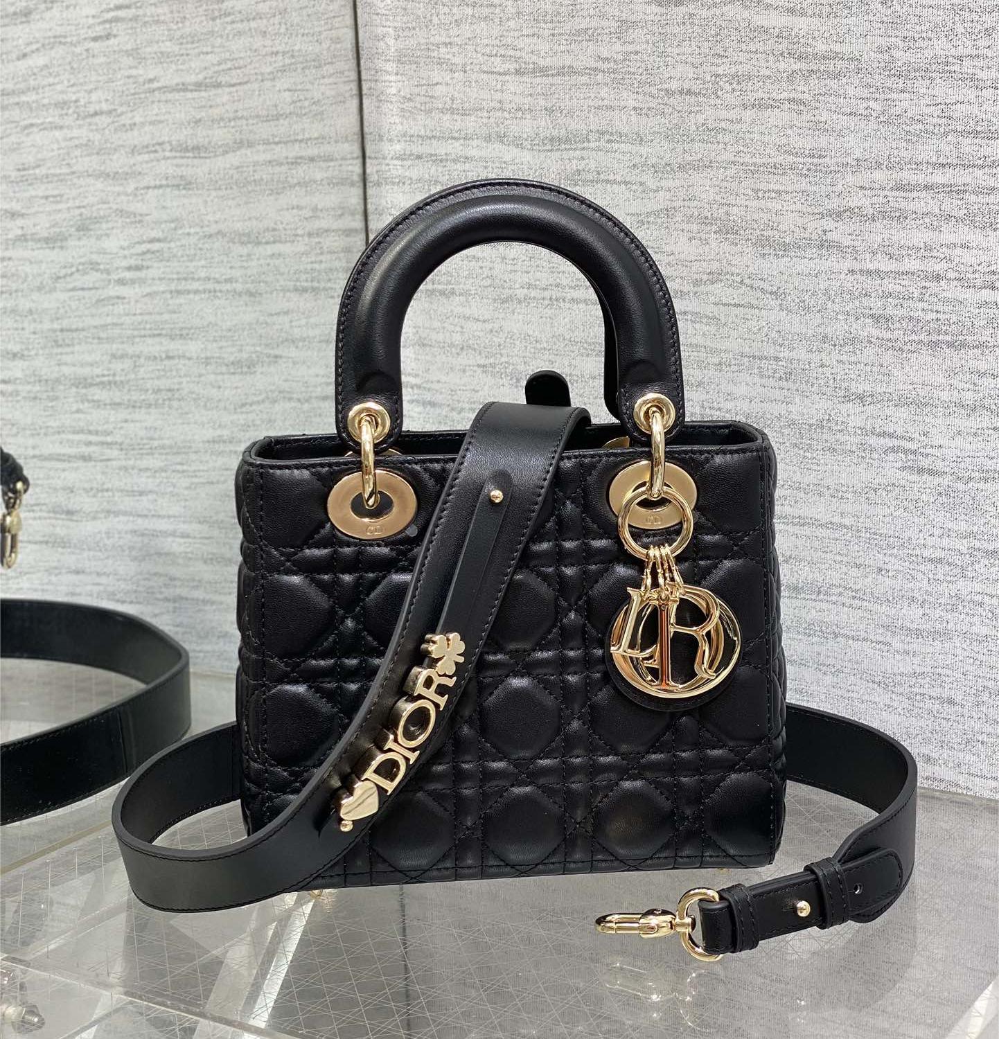 Christian Dior LADY Dior series pure black patent leather texture exquisite hardware medium handbag Christian Dior LADY Dior series pure black patent leather texture exquisite hardware medium handbag