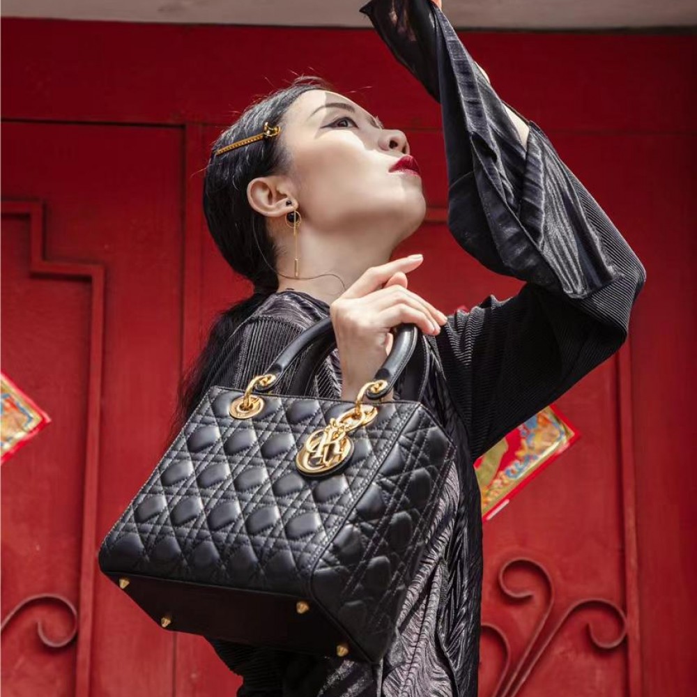 Christian Dior LADY Dior series pure black patent leather texture exquisite hardware medium handbag Christian Dior LADY Dior series pure black patent leather texture exquisite hardware medium handbag
