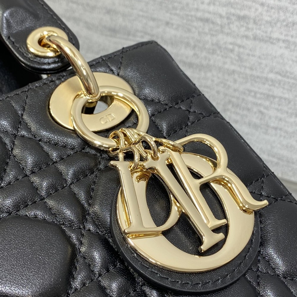 Christian Dior LADY Dior series pure black patent leather texture exquisite hardware medium handbag Christian Dior LADY Dior series pure black patent leather texture exquisite hardware medium handbag