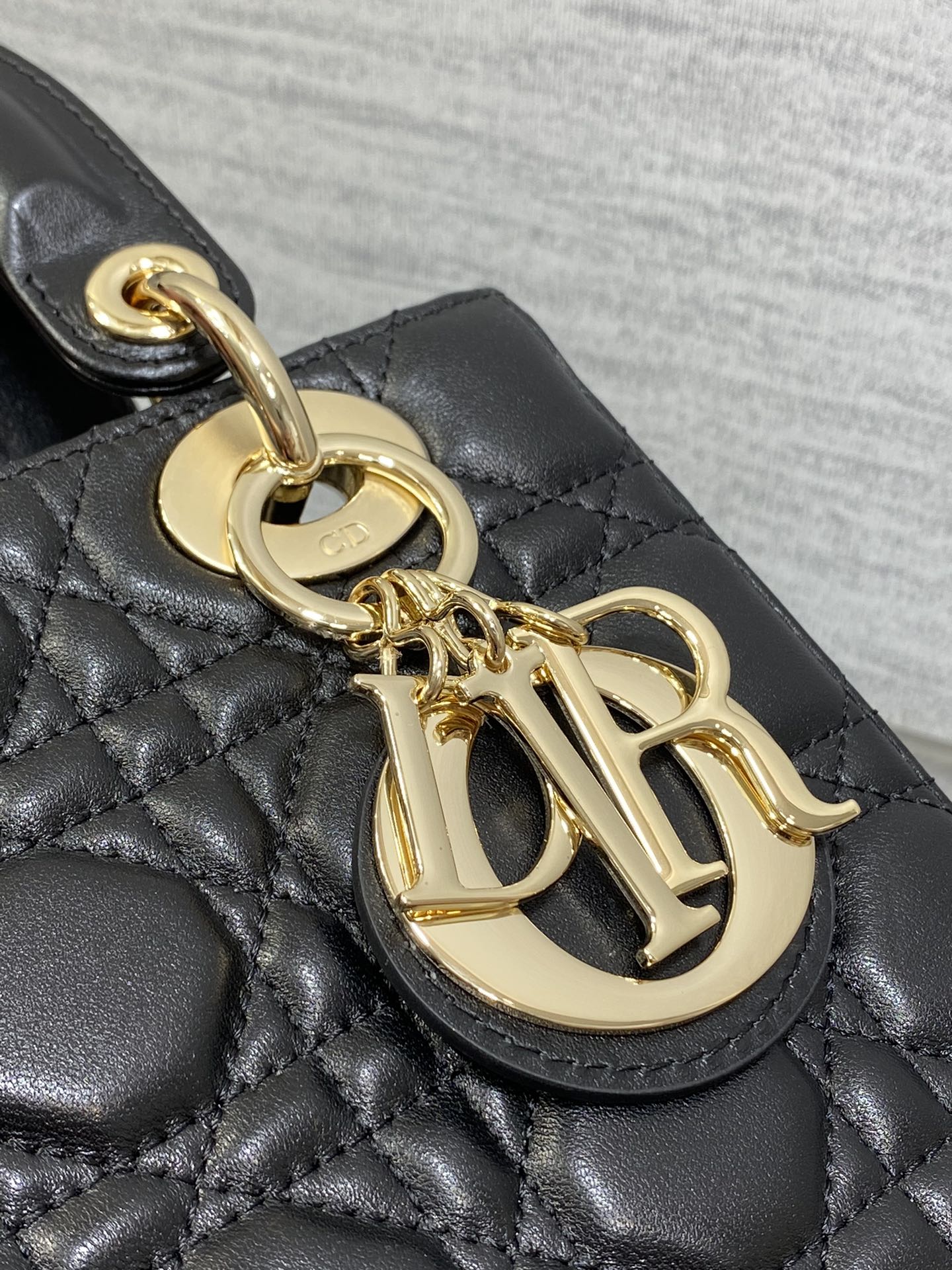 Christian Dior LADY Dior series pure black patent leather texture exquisite hardware medium handbag Christian Dior LADY Dior series pure black patent leather texture exquisite hardware medium handbag