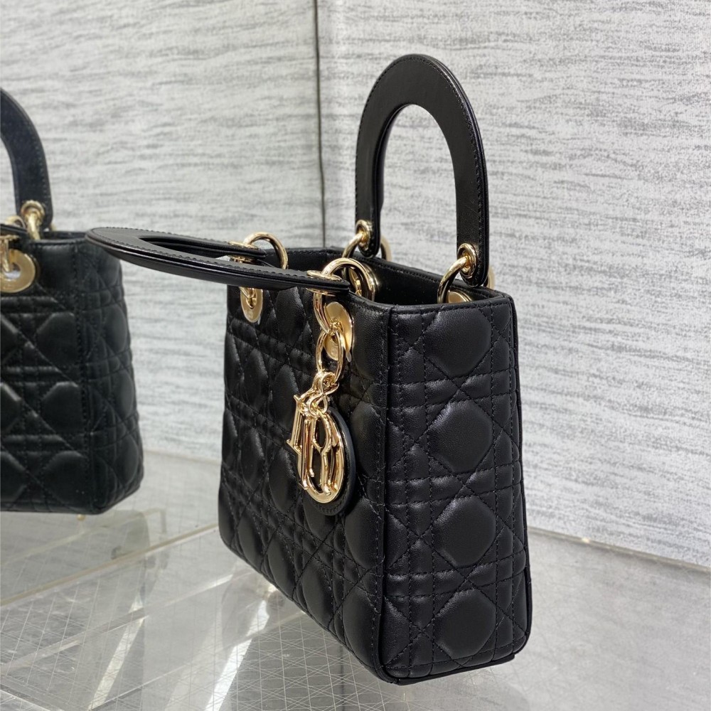 Christian Dior LADY Dior series pure black patent leather texture exquisite hardware medium handbag Christian Dior LADY Dior series pure black patent leather texture exquisite hardware medium handbag