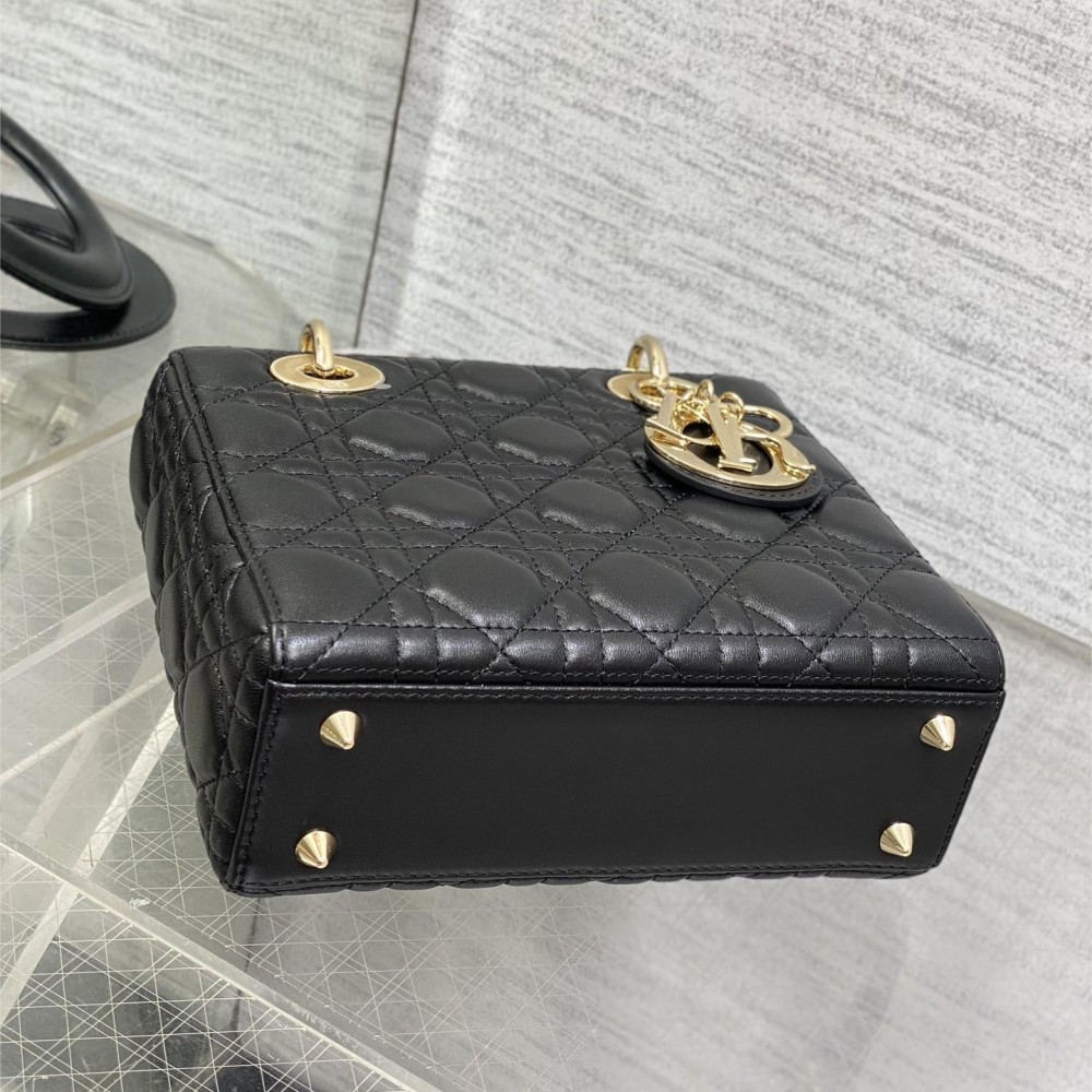 Christian Dior LADY Dior series pure black patent leather texture exquisite hardware medium handbag Christian Dior LADY Dior series pure black patent leather texture exquisite hardware medium handbag