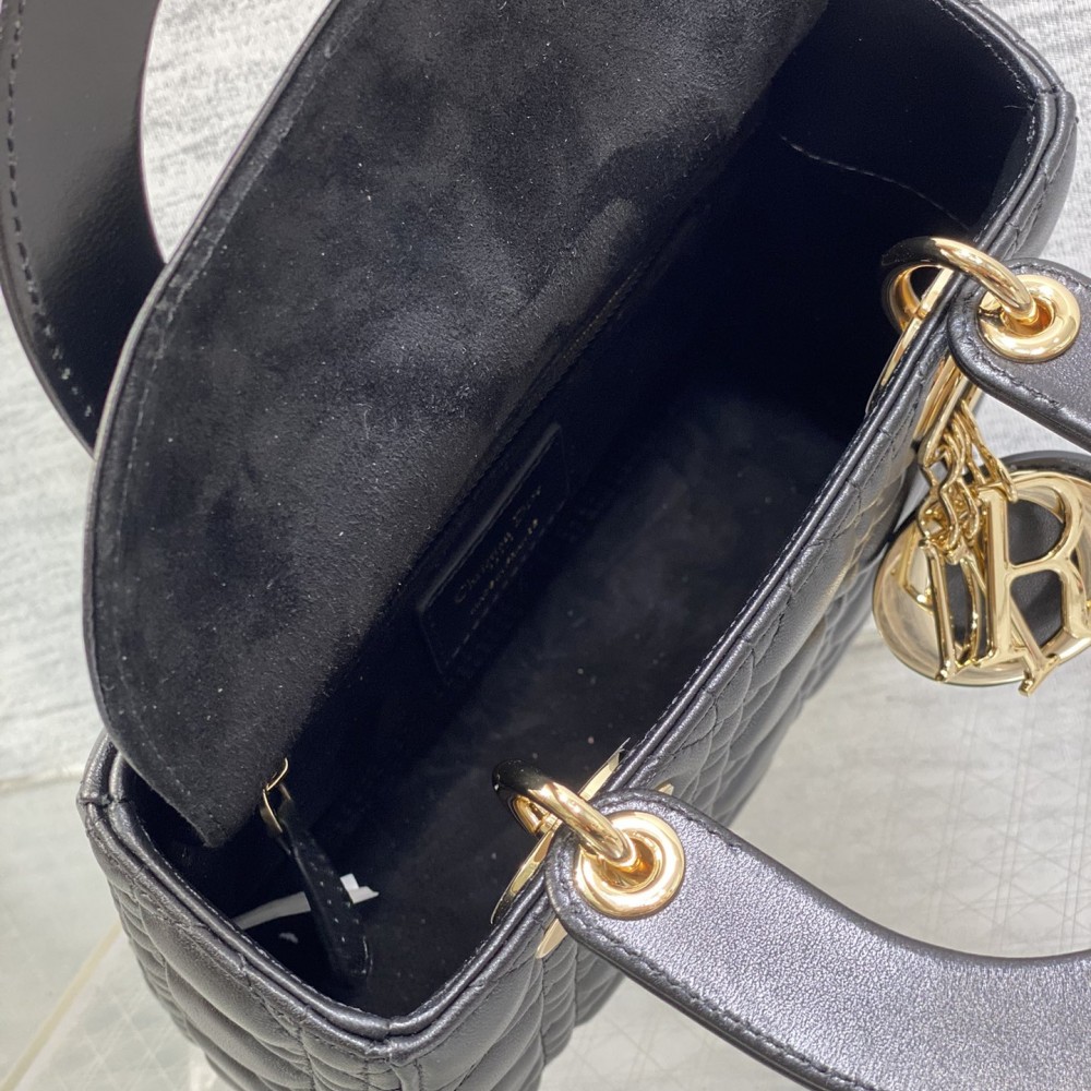 Christian Dior LADY Dior series pure black patent leather texture exquisite hardware medium handbag Christian Dior LADY Dior series pure black patent leather texture exquisite hardware medium handbag