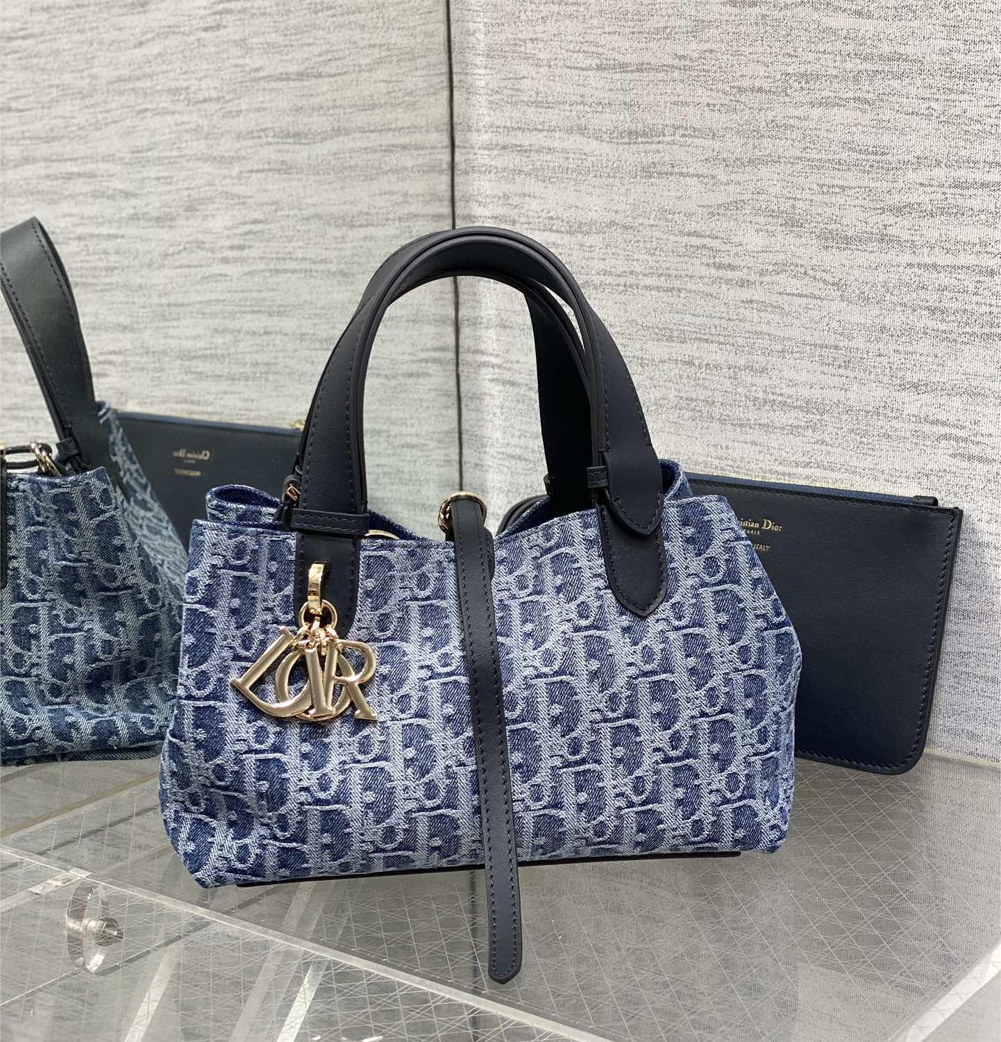 Christian Dior Book Tote series Oblique print exquisite hardware small handbag Christian Dior Book Tote series Oblique print exquisite hardware small handbag