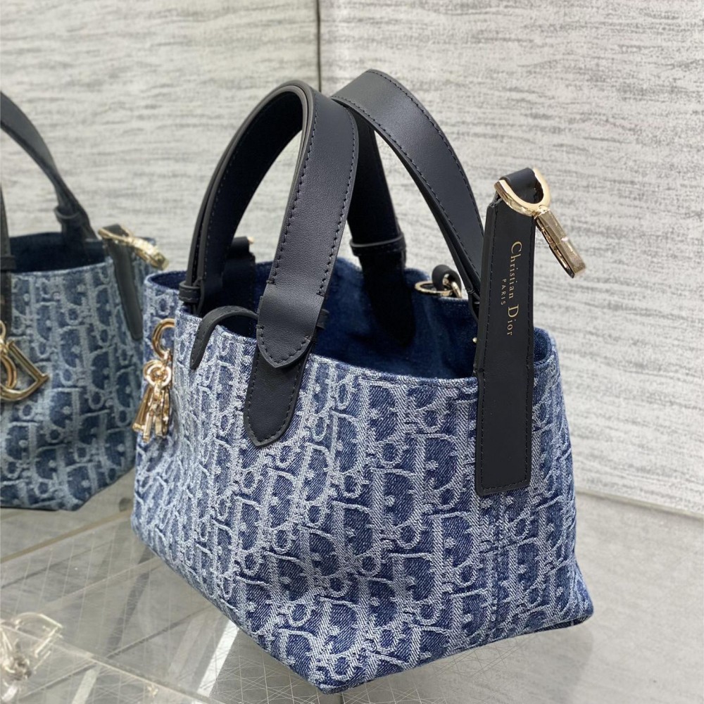 Christian Dior Book Tote series Oblique print exquisite hardware small handbag Christian Dior Book Tote series Oblique print exquisite hardware small handbag