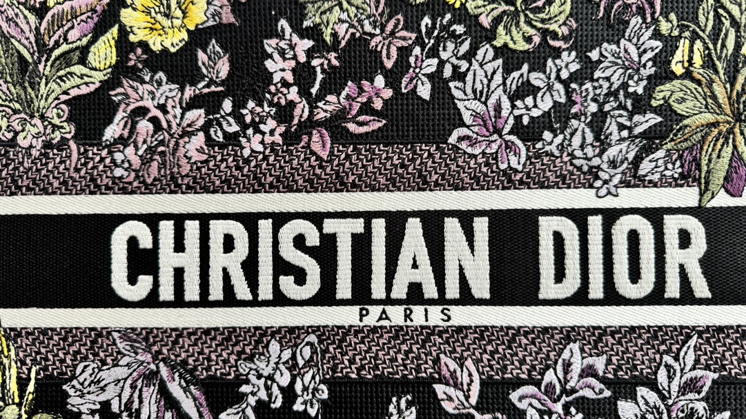 Christian Dior BOOK TOTE series ink-colored printed embroidered handbag Christian Dior BOOK TOTE series ink-colored printed embroidered handbag