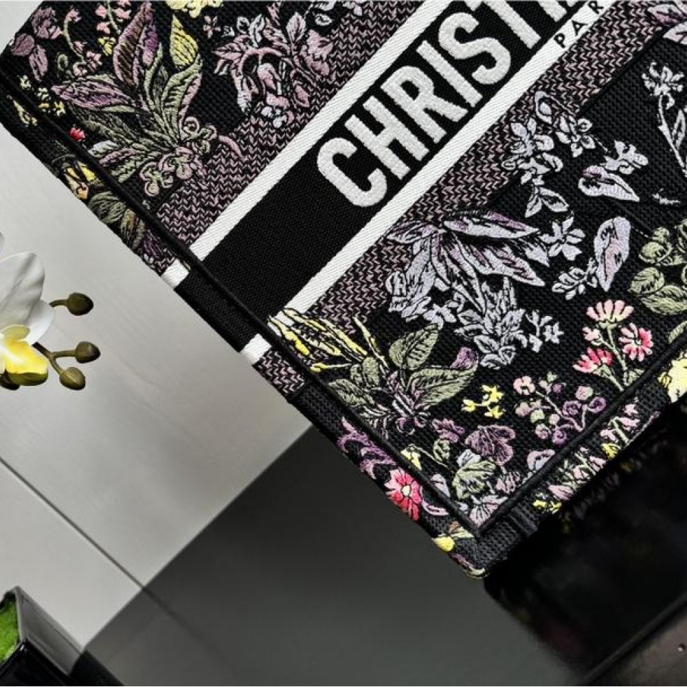 Christian Dior BOOK TOTE series ink-colored printed embroidered handbag Christian Dior BOOK TOTE series ink-colored printed embroidered handbag