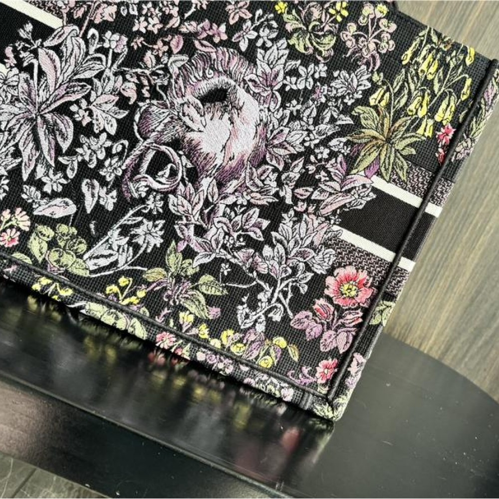 Christian Dior BOOK TOTE series ink-colored printed embroidered handbag Christian Dior BOOK TOTE series ink-colored printed embroidered handbag
