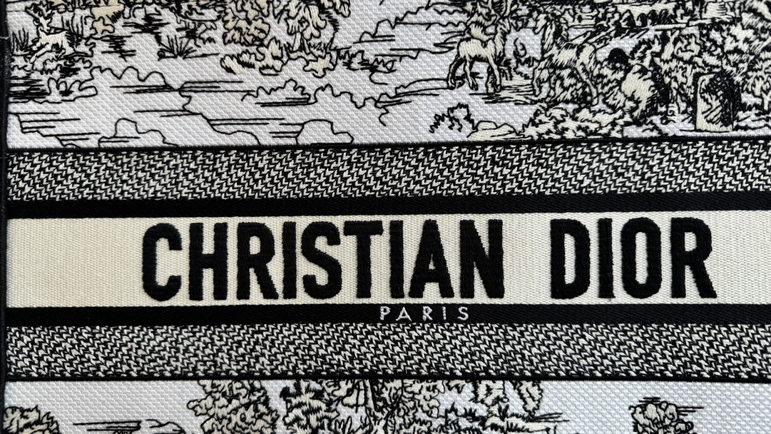 Christian Dior BOOK TOTE series black and white ink painting print embroidered handbag Christian Dior BOOK TOTE series black and white ink painting print embroidered handbag