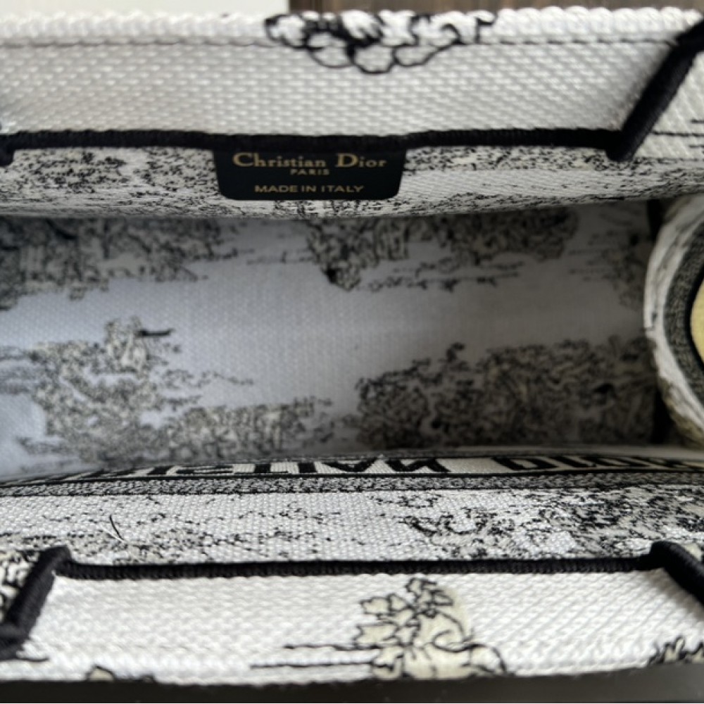 Christian Dior BOOK TOTE series black and white ink painting print embroidered handbag Christian Dior BOOK TOTE series black and white ink painting print embroidered handbag