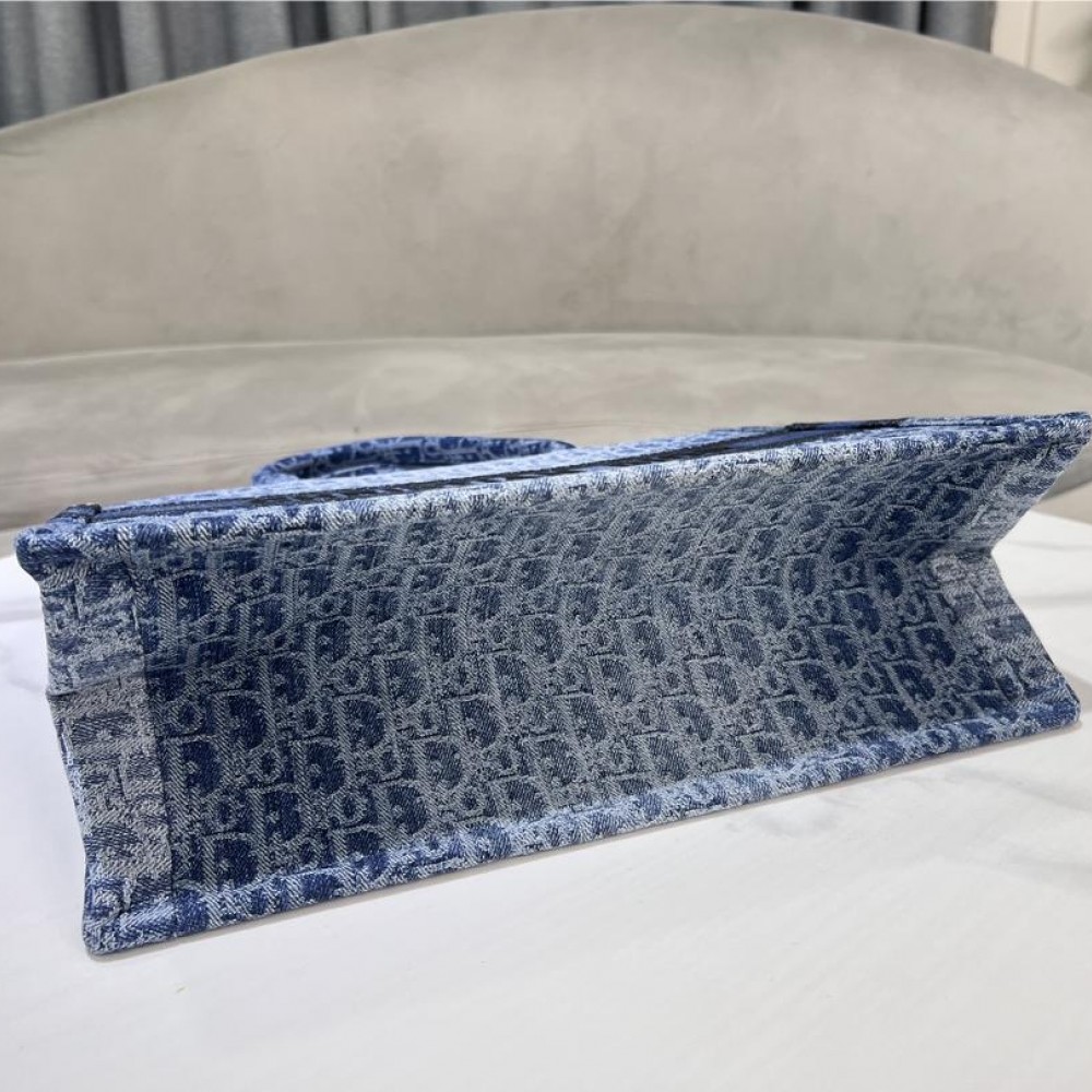 Christian Dior BOOK TOTE series turquoise blue ink-dyed printed embroidered handbag Christian Dior BOOK TOTE series turquoise blue ink-dyed printed embroidered handbag