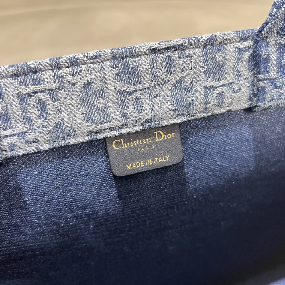 Christian Dior BOOK TOTE series turquoise blue ink-dyed printed embroidered handbag Christian Dior BOOK TOTE series turquoise blue ink-dyed printed embroidered handbag