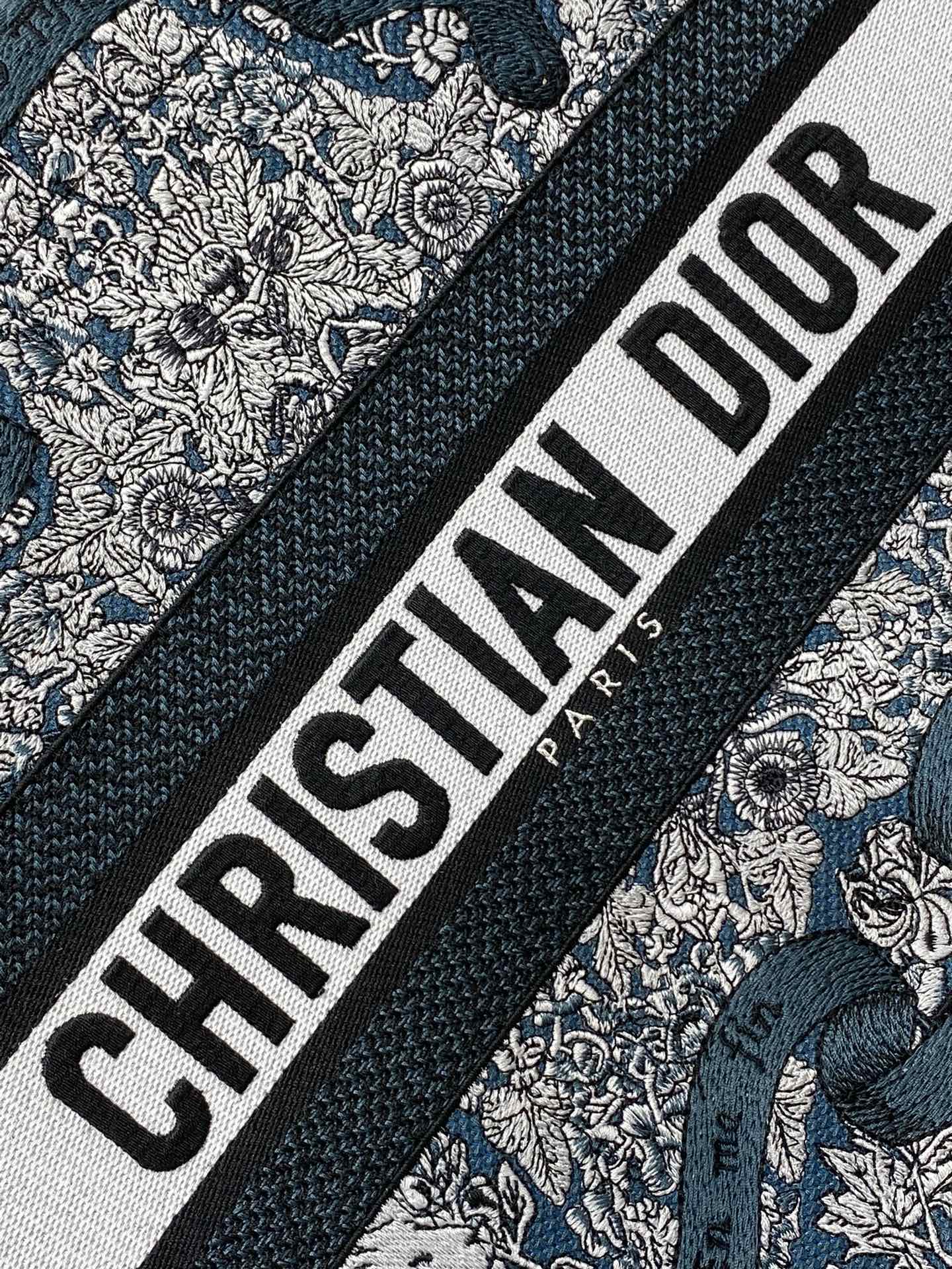 Christian Dior BOOK TOTE series black and white printed embroidered handbag Christian Dior BOOK TOTE series black and white printed embroidered handbag