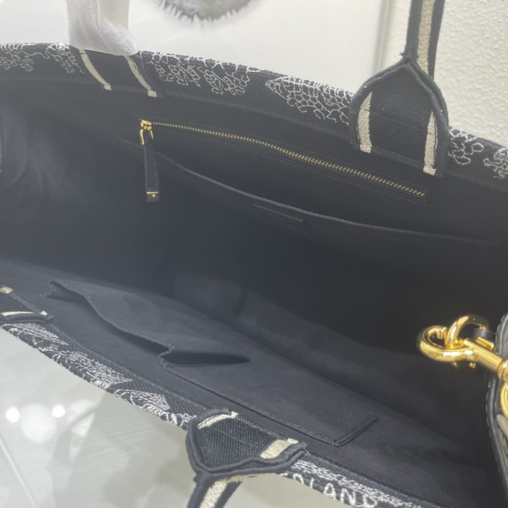 Christian Dior BOOK TOTE series black and white with printed embroidered handbag Christian Dior BOOK TOTE series black and white with printed embroidered handbag