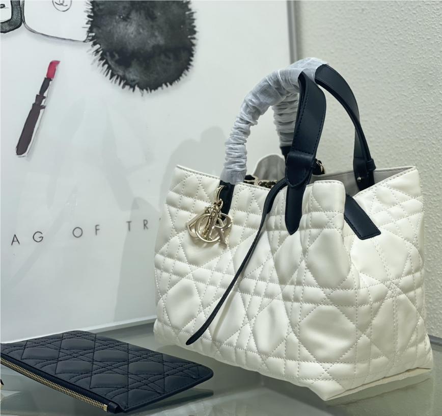 Christian Dior Lady Dior series pure white lambskin exquisite hardware chain bag Christian Dior Lady Dior series pure white lambskin exquisite hardware chain bag