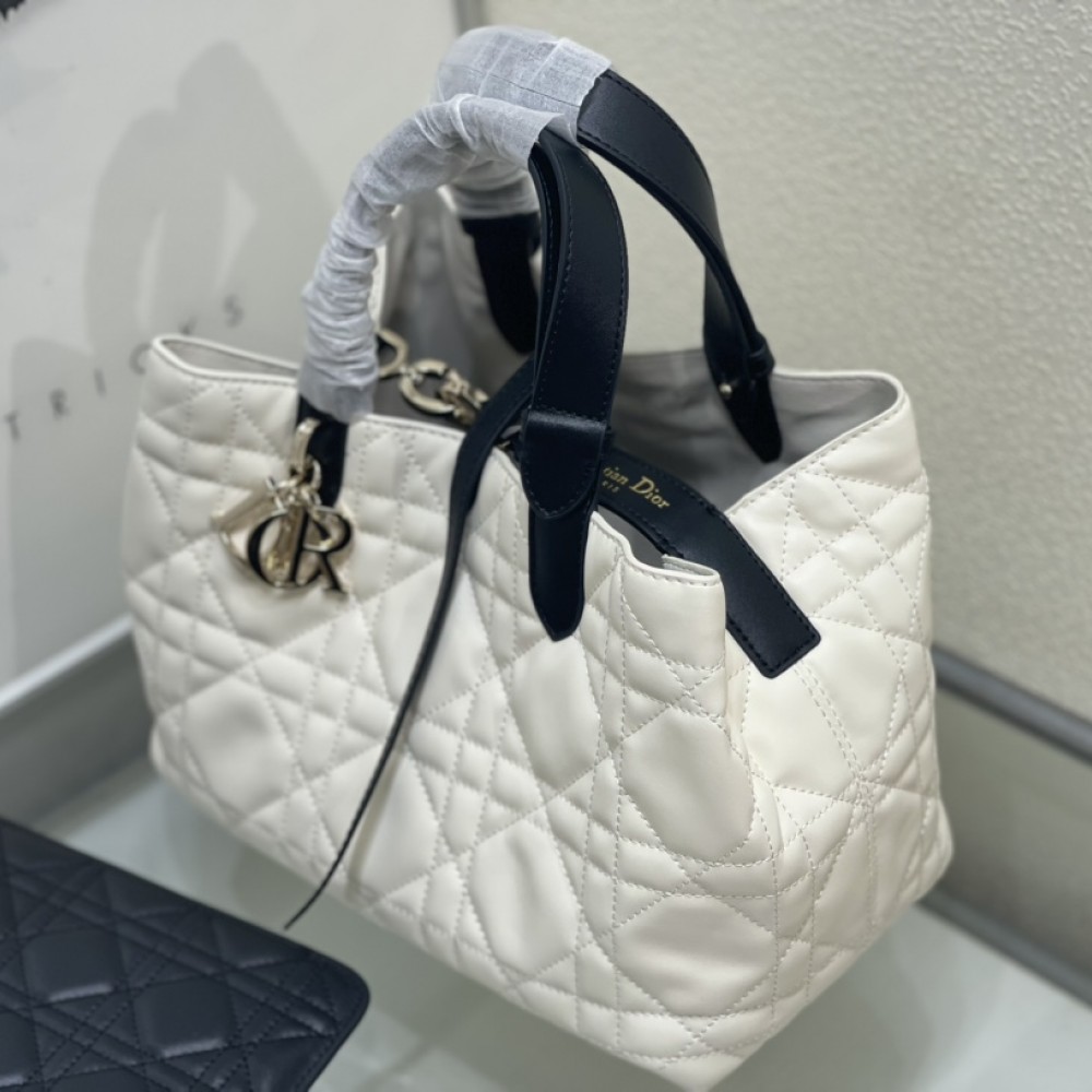Christian Dior Lady Dior series pure white lambskin exquisite hardware chain bag Christian Dior Lady Dior series pure white lambskin exquisite hardware chain bag