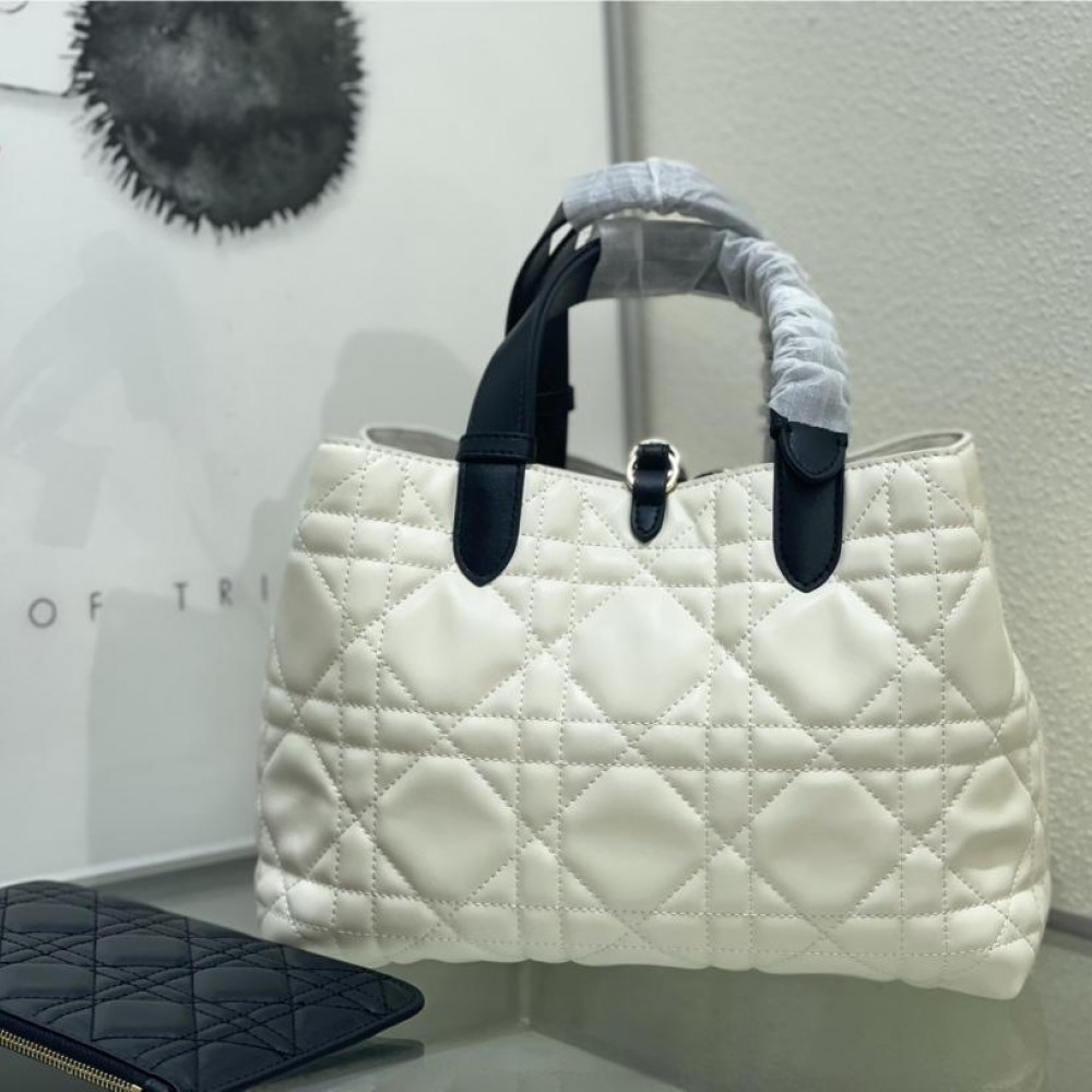Christian Dior Lady Dior series pure white lambskin exquisite hardware chain bag Christian Dior Lady Dior series pure white lambskin exquisite hardware chain bag