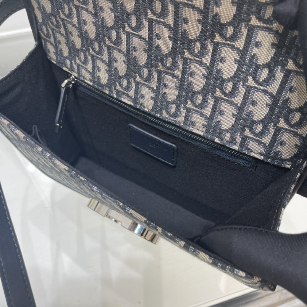 Christian Dior SADDLE series blue printed gold stamped logo shoulder strap flap horseshoe bag Christian Dior SADDLE series blue printed gold stamped logo shoulder strap flap horseshoe bag