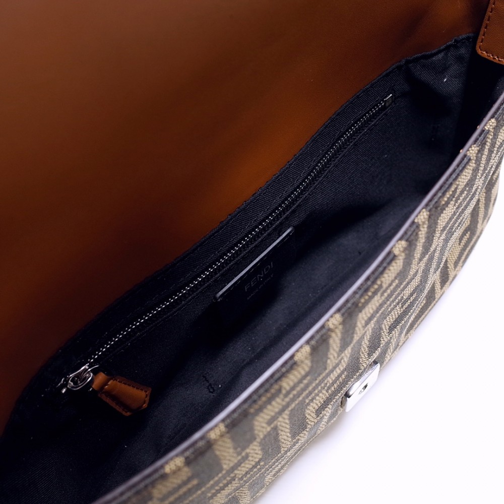 FENDI Fun Fur brown leather white canvas contrasting hardware simple luxury practical handbag FENDI Fun Fur brown leather white canvas contrasting hardware simple luxury practical handbag