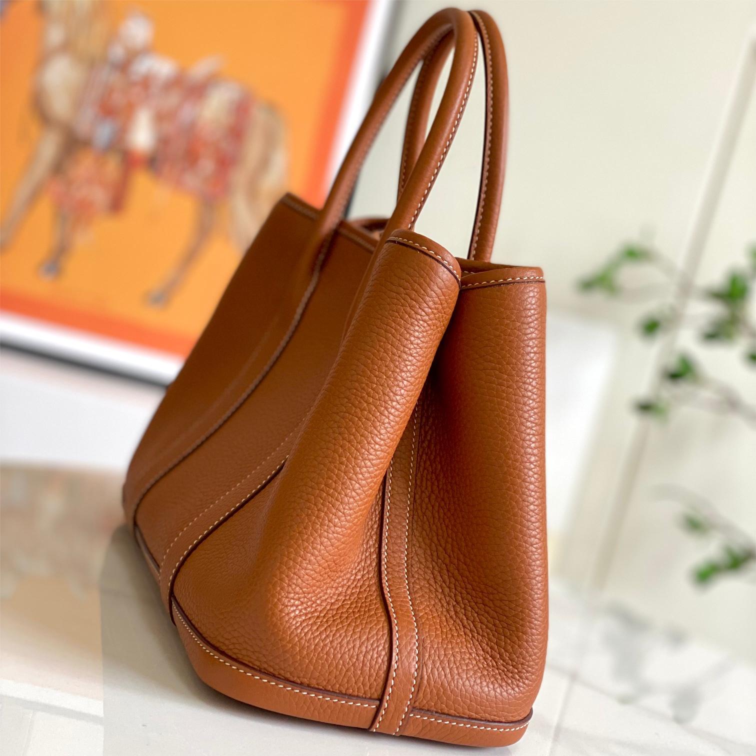 Hermès Kelly Brown Leather Magnetic Button Handbag Hermès Kelly Brown Leather Magnetic Button Handbag