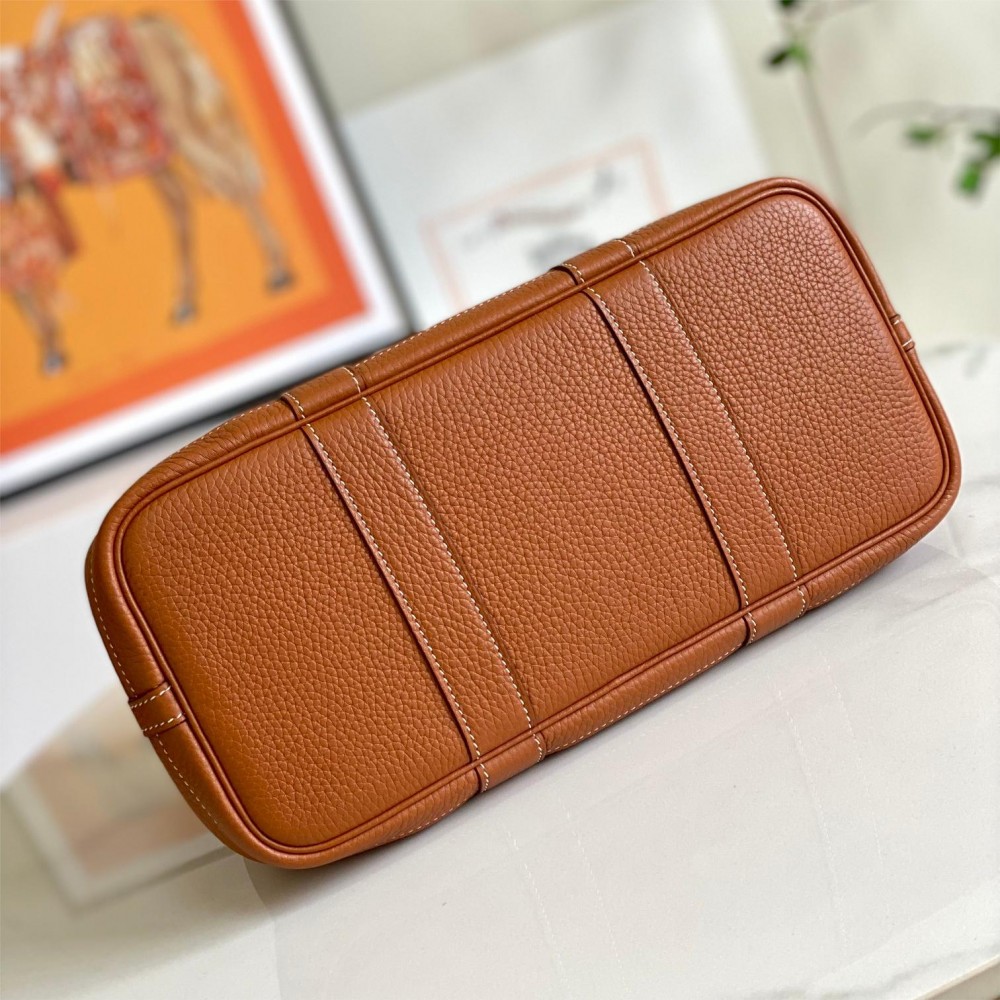 Hermès Kelly Brown Leather Magnetic Button Handbag Hermès Kelly Brown Leather Magnetic Button Handbag
