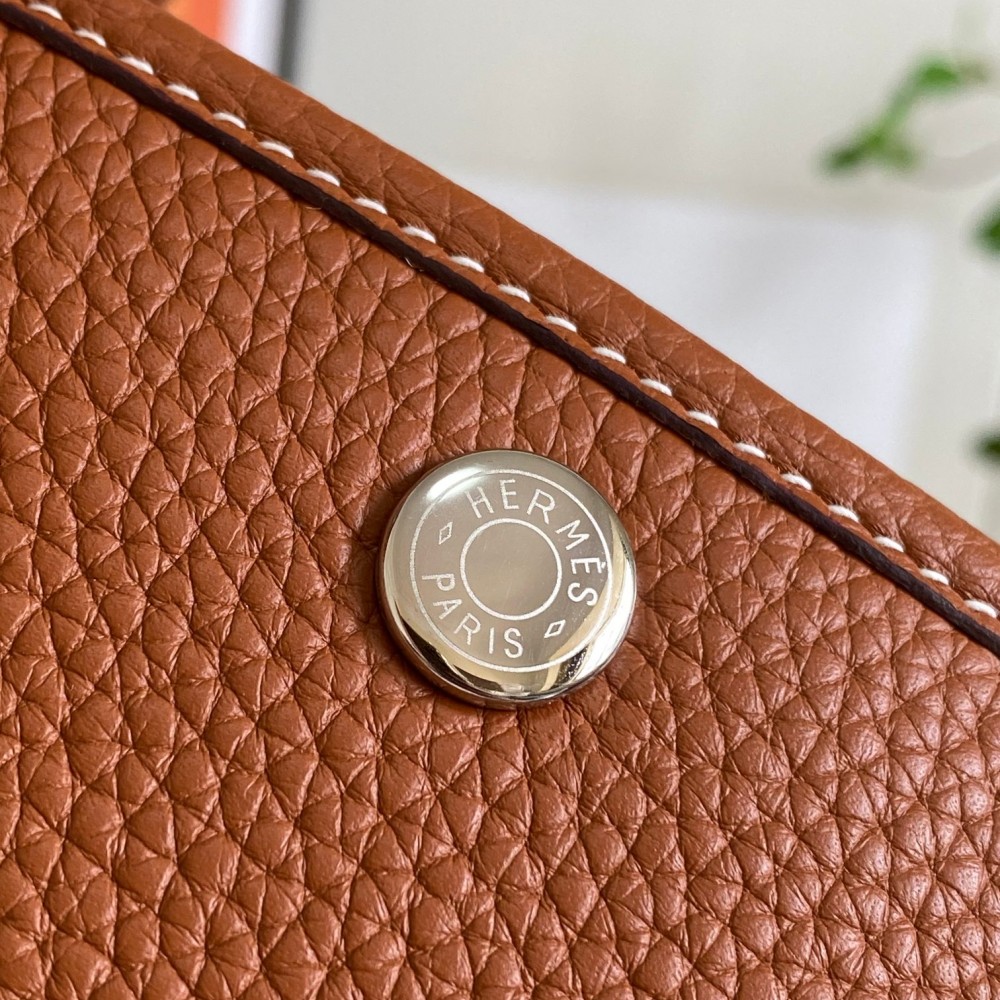 Hermès Kelly Brown Leather Magnetic Button Handbag Hermès Kelly Brown Leather Magnetic Button Handbag