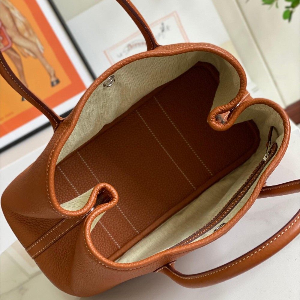 Hermès Kelly Brown Leather Magnetic Button Handbag Hermès Kelly Brown Leather Magnetic Button Handbag