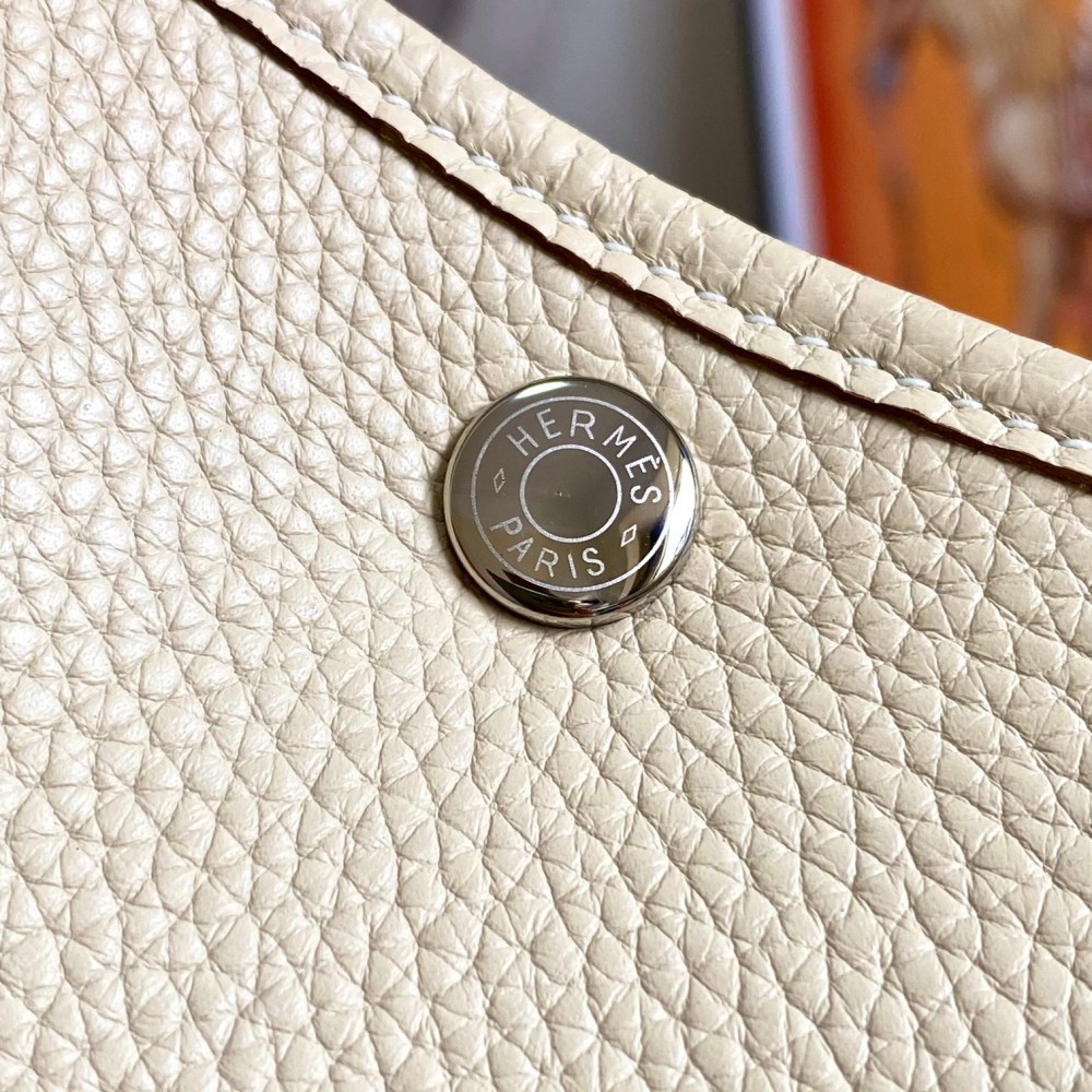 Hermès Kelly series pure white leather magnetic button handbag Hermès Kelly series pure white leather magnetic button handbag