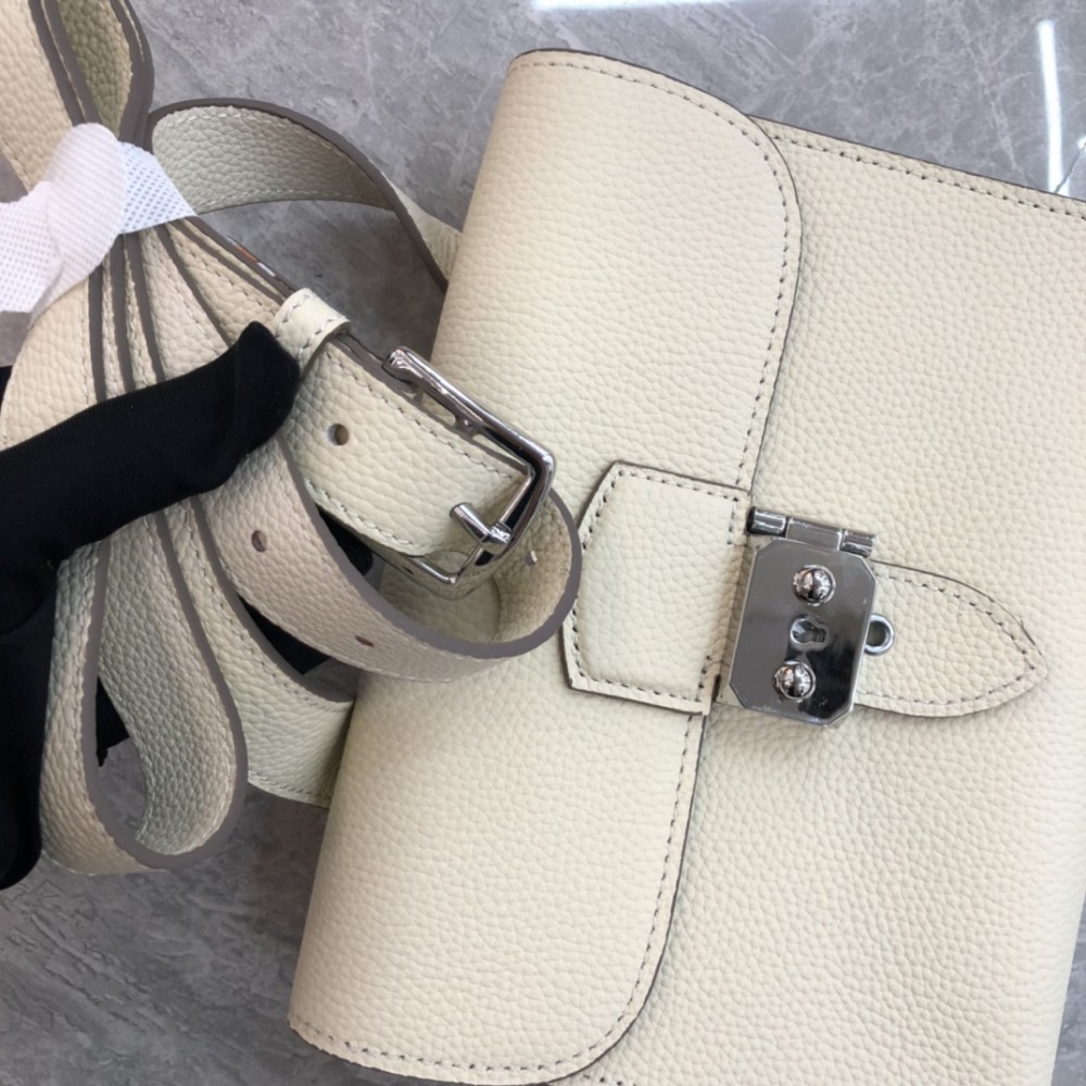 Hermès Roulis series genuine leather ivory grained pig nose bag Hermès Roulis series genuine leather ivory grained pig nose bag