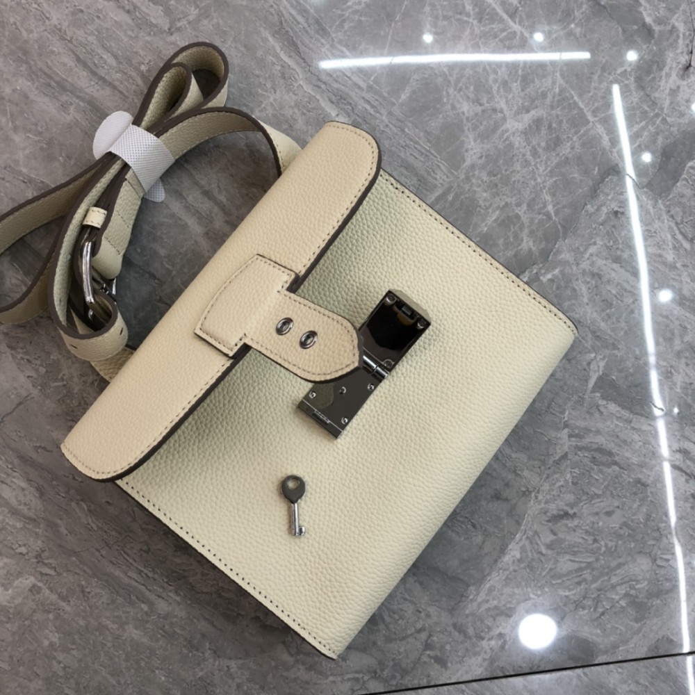 Hermès Roulis series genuine leather ivory grained pig nose bag Hermès Roulis series genuine leather ivory grained pig nose bag