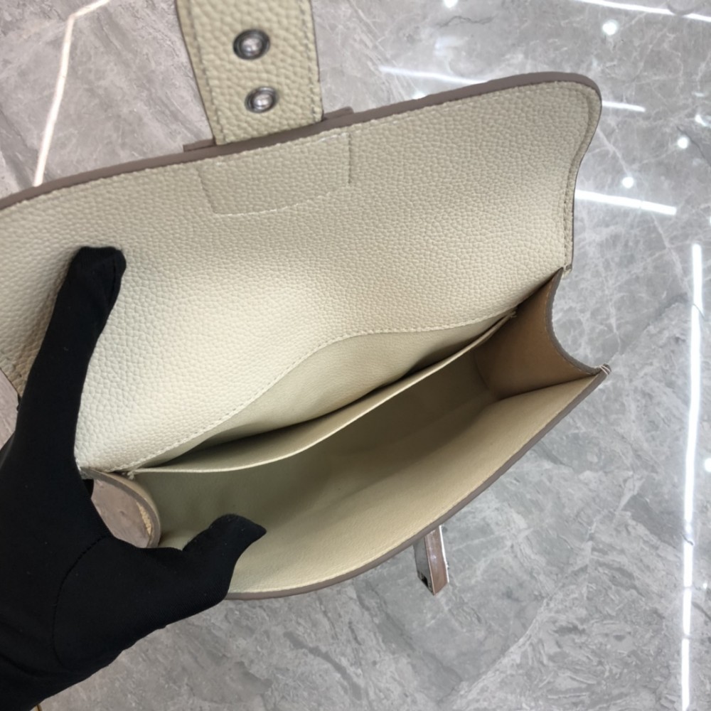 Hermès Roulis series genuine leather ivory grained pig nose bag Hermès Roulis series genuine leather ivory grained pig nose bag