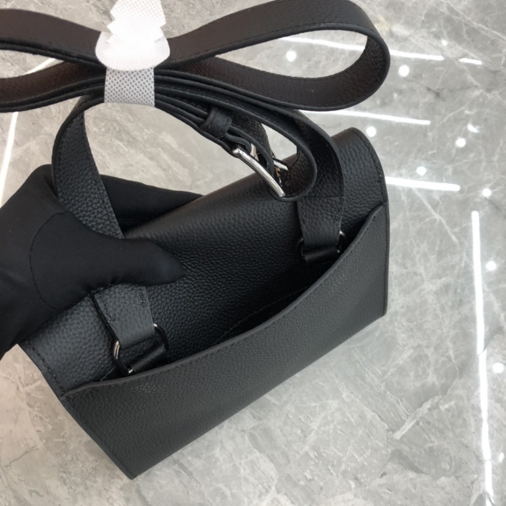 Hermès Roulis series pure black and white grain texture pig nose bag Hermès Roulis series pure black and white grain texture pig nose bag